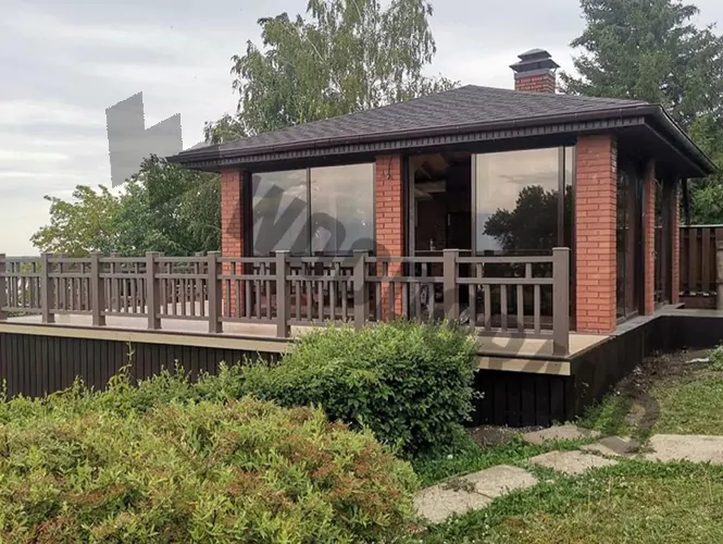 Красивое ограждение из ДПК вокруг беседки